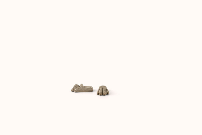 BERGS POTTER GREY TERRACOTTA LIONS PAW PLANTER FOOT